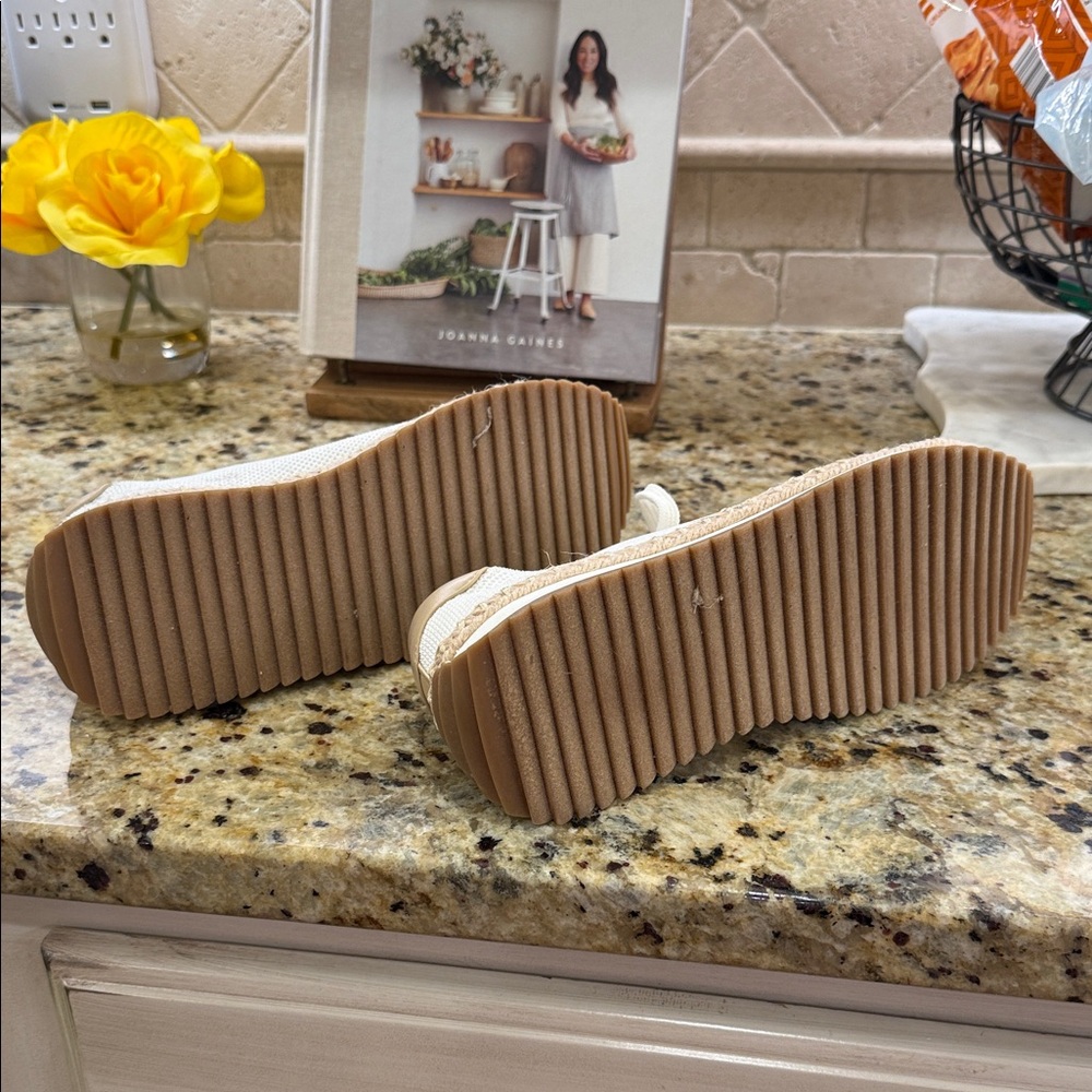 Elegant Cream and Tan Women's Sneakers - Picture 4 of 7